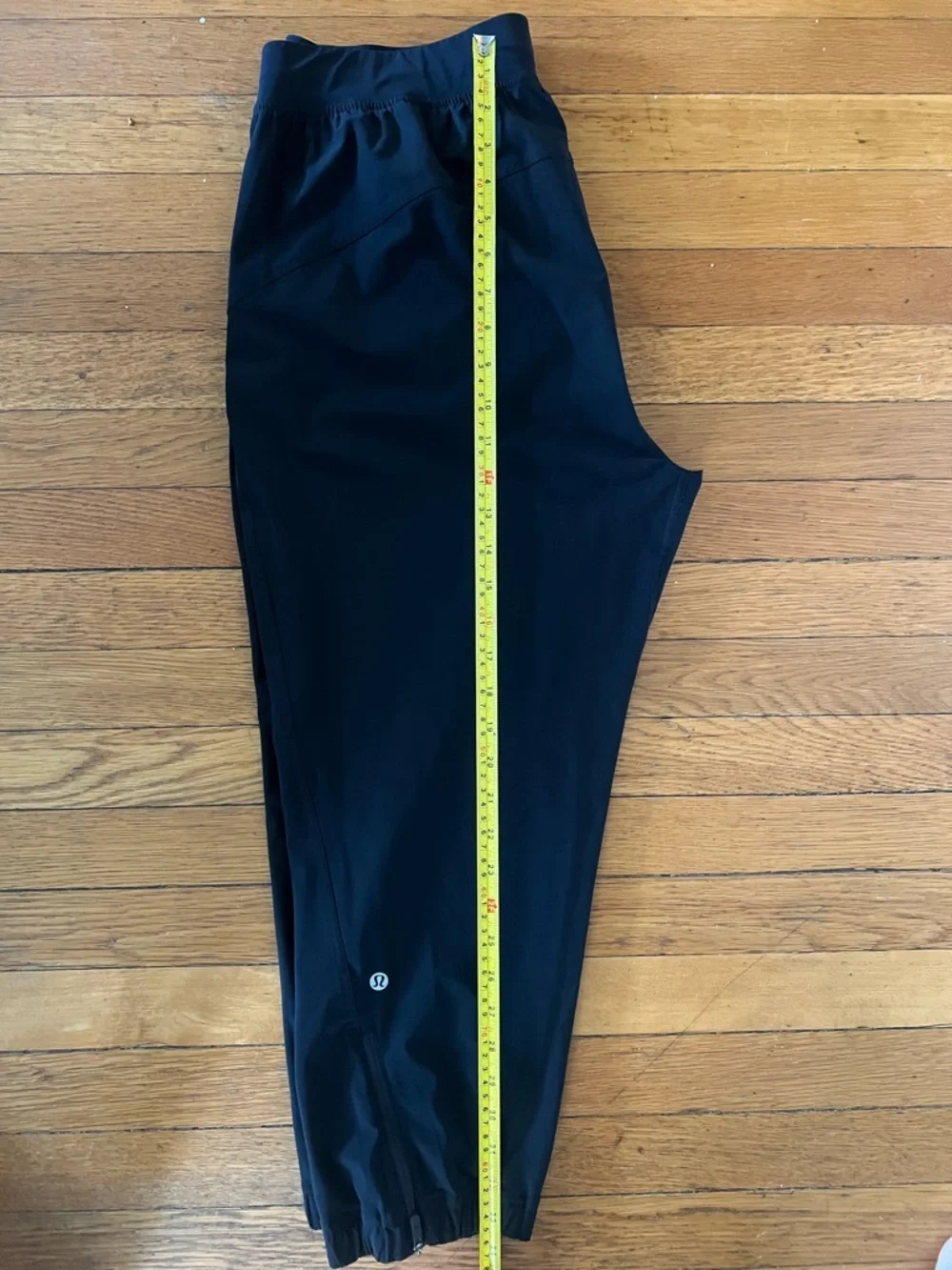 Lululemon Black Cropped Joggers. SIZE 10.